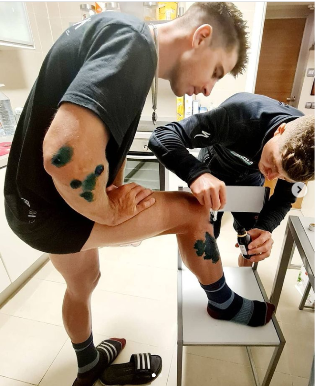 Peter Sagan si zo sústredenia odniesol covid aj jazvy po tréningu.
