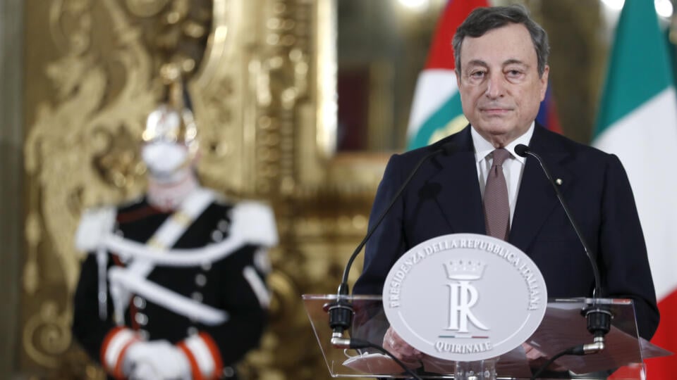 KK53 Rím - Budúci taliansky premiér Mario Draghi hovorí počas tlačovej konferencie po stretnutí s talianskym prezidentom Sergiom Mattarellom 12. februára 2021 v Ríme. Bývalý šéf Európskej centrálnej banky Mario Draghi v piatok oficiálne prijal post predsedu novej talianskej vlády. Draghi to oznámil po stretnutí s prezidentom Sergiom Mattarellom. Médiám zároveň prečítal mená ministrov svojej novej vlády. Prísahu zloží v sobotu napoludnie. FOTO TASR/AP
Incoming Italian Prime Minister Mario Draghi