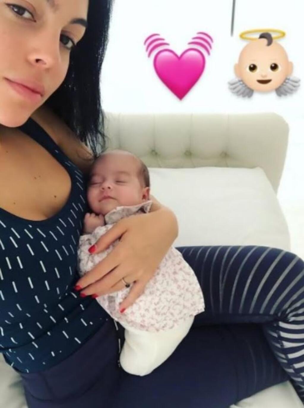 Georgina porodila prvú dcérku Alanu Martinu pred vyše štyrmi rokmi v súkromnej klinike v Madride. V tomto zariadení ju zachytili fotografi v januári tohto roka, čo nahrávalo scenáru, že dvojičky privedie na svet práve tam. Zábery tesne pred týmto pôrodom však hovorili niečo iné.
