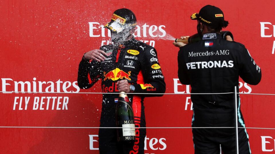 Max Verstappen si užil takýto kúpeľ šampanského od britského pretekára. Ten mu potom nechtiac zobral cenu pre víťaza.