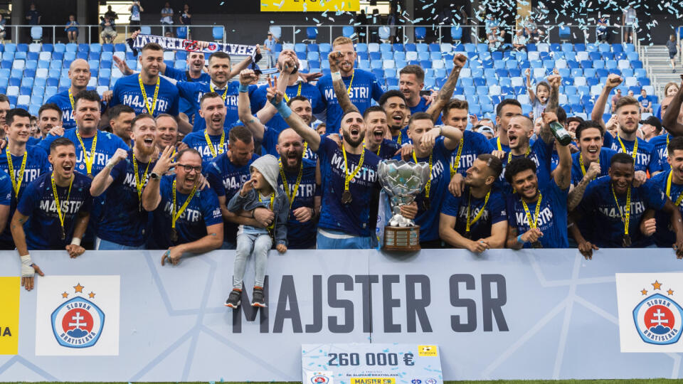 Na snímke futbalisti ŠK Slovan Bratislava sa tešia zo zisku titulu futbalovej Fortuna Ligy po zápase záverečného 10. kola skupiny o titul ŠK Slovan Bratislava - MŠK Žilina v Bratislave 21. mája 2022. FOTO TASR - Jaroslav Novák
