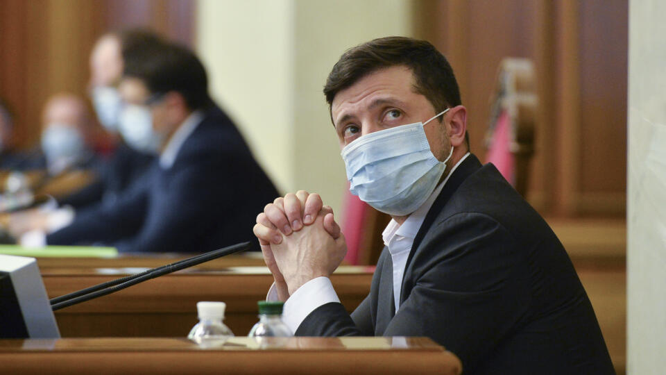 WA 22 Kyjev - Ukrajinský prezident Volodymyr Zelenskyj s ochranným rúškom sleduje hlasovanie o návrhu zákona o trhu s pôdou počas mimoriadnej schôdze parlamentu v Kyjeve v utorok 31. marca 2020. Ukrajinský parlament v noci na utorok schválil návrh zákona o trhu s pôdou. Ukrajinský prezident Volodymyr Zelenskyj vysvetlil, že otvorenie trhu s pôdou od Ukrajiny žiada Medzinárodný menový fond (MMF). Podľa Zelenského Ukrajina po schválení tohto zákona môže počítať s pôžičkou od MMF vo výške ôsmich m