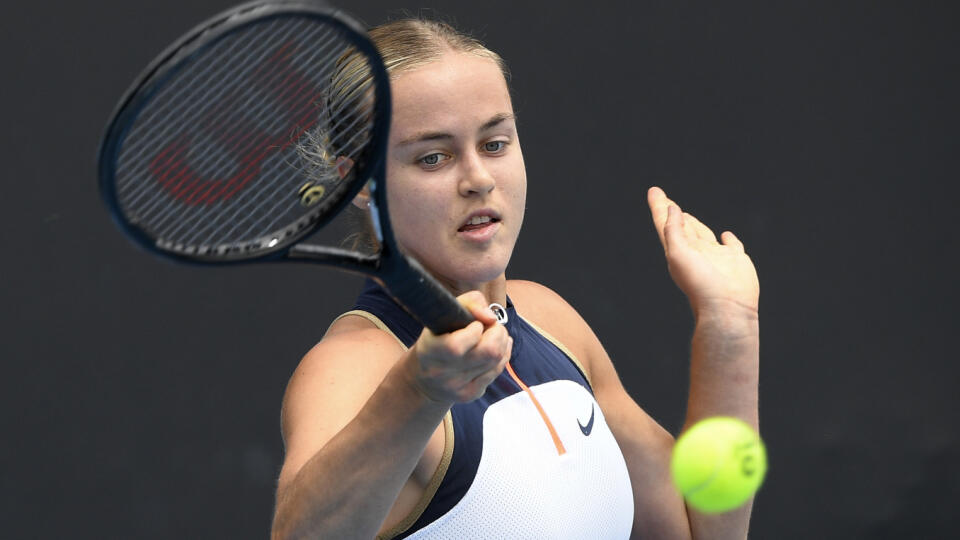WA 3 Melbourne - Slovenská tenistka Anna Karolína Schmiedlová odvracia úder Japonky Majo Hibiovej v zápase 1. kola ženskej dvojhry na grandslamovom turnaji Australian Open v Melbourne 8. februára 2021. FOTO TASR/AP
Slovakia's Anna Karolina Schmiedlova makes a forehand return to Japan's Mayo Hibi during their first round match at the Australian Open tennis championship in Melbourne, Australia, Monday, Feb. 8, 2021.(AP Photo/Andy Brownbill)