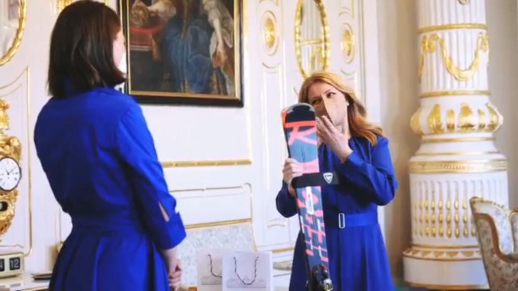 Zuzane Čaputovej v prezidentskom paláci darovala lyže.