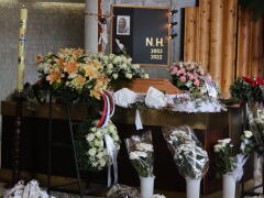 VIDEO DRÁMA na pohrebe Natálie: Matku obete TRAGÉDIE na Zochovej museli VYNIESŤ z kostola
