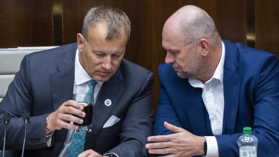 Poslanci Národnej rady (NR) SR začali v stredu popoludní rokovanie mimoriadnej schôdze k odvolávaniu ministra vnútra Romana Mikulca (OĽANO). Inicioval ju opozičný Smer-SD. Opozícia mu vyčíta medializované informácie o jeho údajnom priamom zasahovaní do