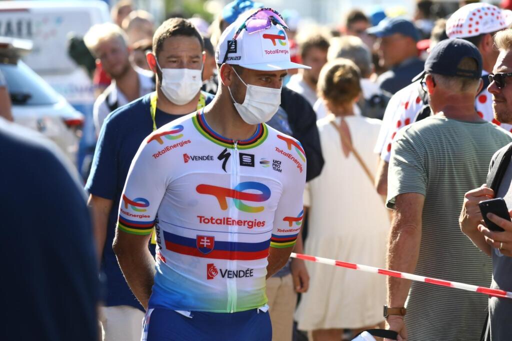 Peter Sagan po etape rozdával podpisy fanúšikom a fotil sa s nimi.