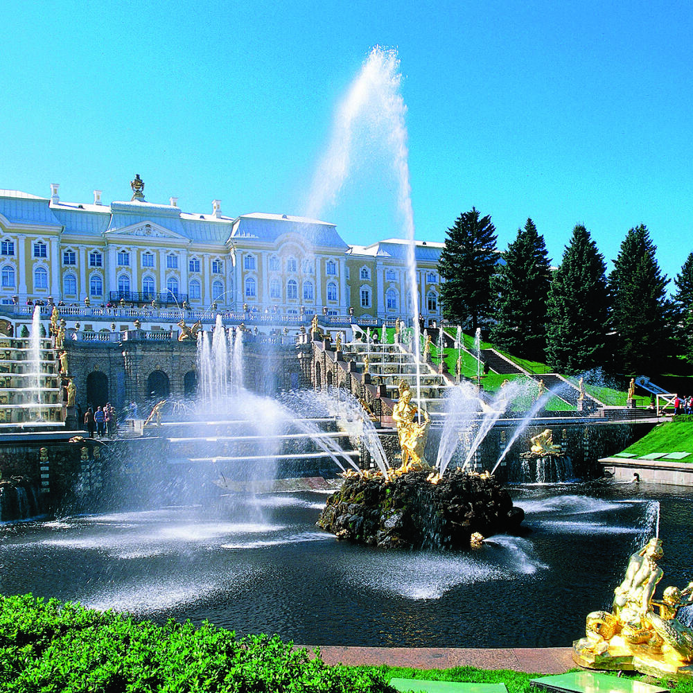 Russia - Greater St Petersburg, Petrodvorec. La Grande Cascade (Bolshoi Kaskad; 1715-1724) and Grand Palace (Bolshoi dvorec; first half of the eighteenth century architect Francesco Bartolomeo Rastrelli), Image: 133719682, License: Rights-managed, Restrictions: , Model Release: no, Credit line: Profimedia, Alamy