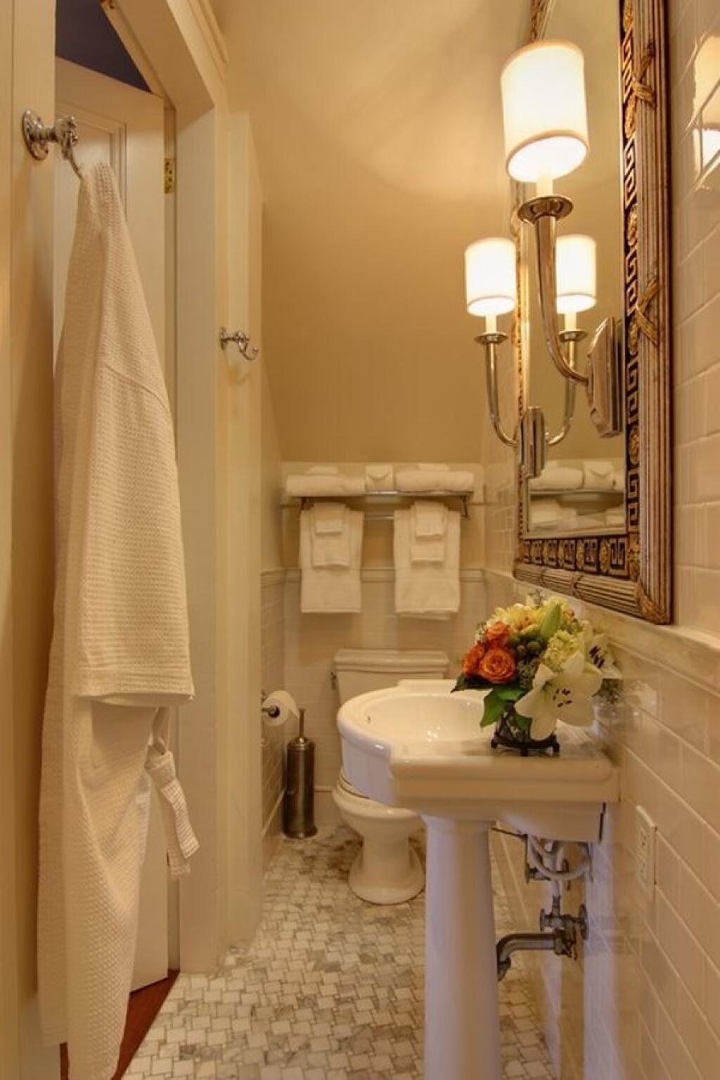 Half bath. Уютная ванная комната. Узкие Ванные комнаты. Узкая ванная комната. Ванная в греческом стиле.