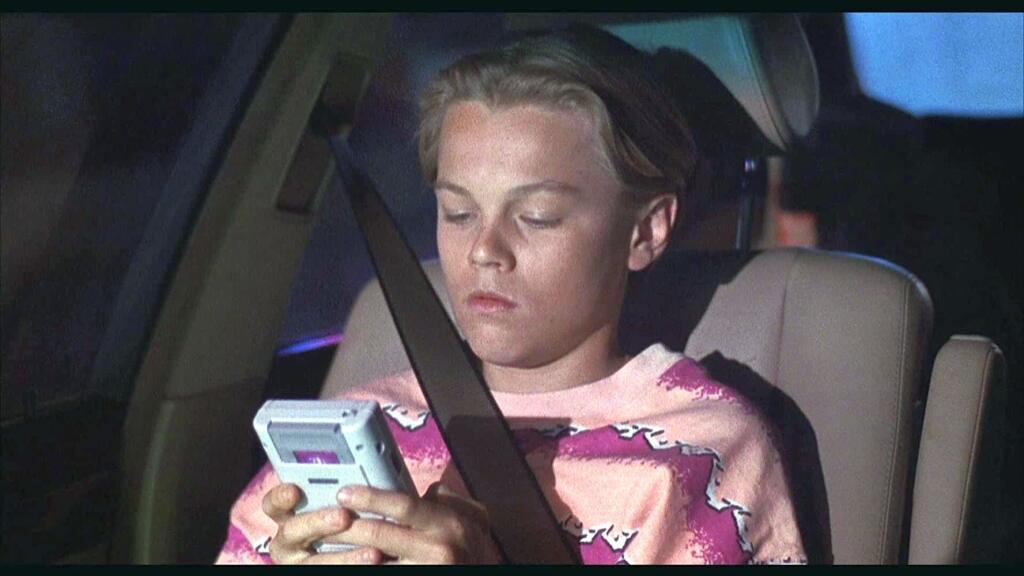 Leo DiCaprio (46): Critters 3 (1991): Zjavne existuje trend slávnych mužských hercov odrážajúcich sa z hororov. V jednom z nich o ľudožravých chlpatých príšerách si Leo DiCaprio strihol nezabudnuteľnú scénu, v ktorej sleduje smrť svojho nevlastného otca. Už dva roky nato sa na prahu dospelosti blysol v oceňovanej dráme Čo žerie Gilberta Grapea po boku Johnnyho Deppa a Juliette Lewis.
