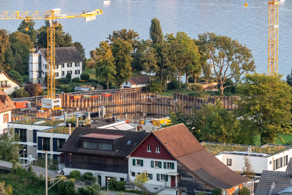 Federer sa rozhodol rozšíriť zoznam svojich nehnuteľností a postaviť vilu v mestečku Rapperswil-Jona. Pozemok má výmeru 16 000 metrov štvorcových a jeho odhadovaná cena je 40 – 50 miliónov švajčiarskych frankov, teda 36 – 45 mil. eur.
