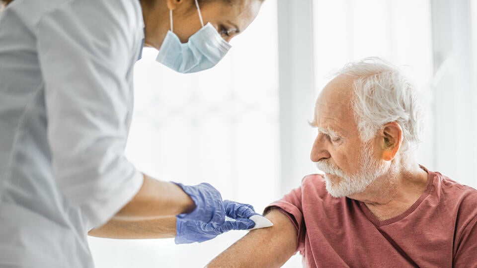 Očkovanie by pomohlo najmä seniorom, nie u všetkých však podľa odborníkov zaberie.