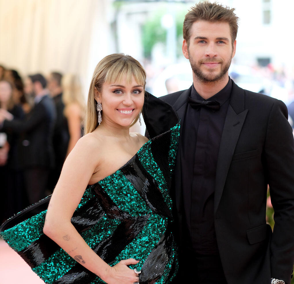 Miley Cyrus a Liam Hemsworth sa rozišli po takmer dekáde randenia, ktoré zavŕšili manželstvom.