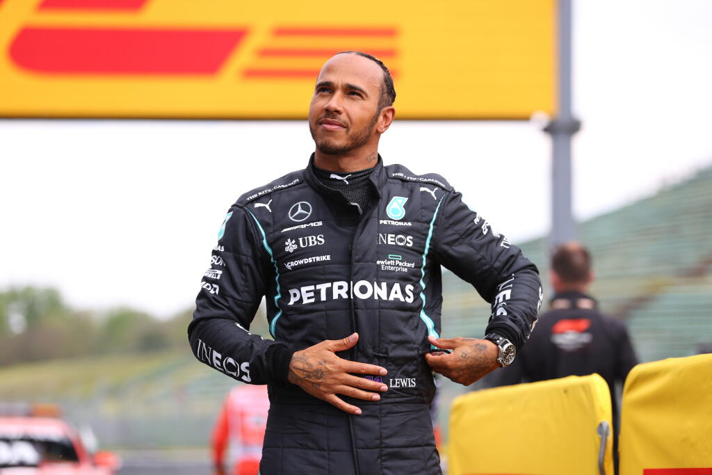 Pretekár formuly 1 Lewis Hamilton - 82 mil. dolárov (70 mil. „na ihrisku“, 12 mil. „mimo ihriska“) - Po zisku šiesteho majstrovského titulu sa do elitnej desiatky pracháčov dostal druhýkrát. Jeho 11 víťazstiev v minulej sezóne mu prinieslo slušné bonusy. V Mercedese má taktiež zmluvy napríklad s Tommym Hilfigerom, Pumou alebo Monster Energy. Taktiež rozbieha tím pretekárskej série Extreme E.