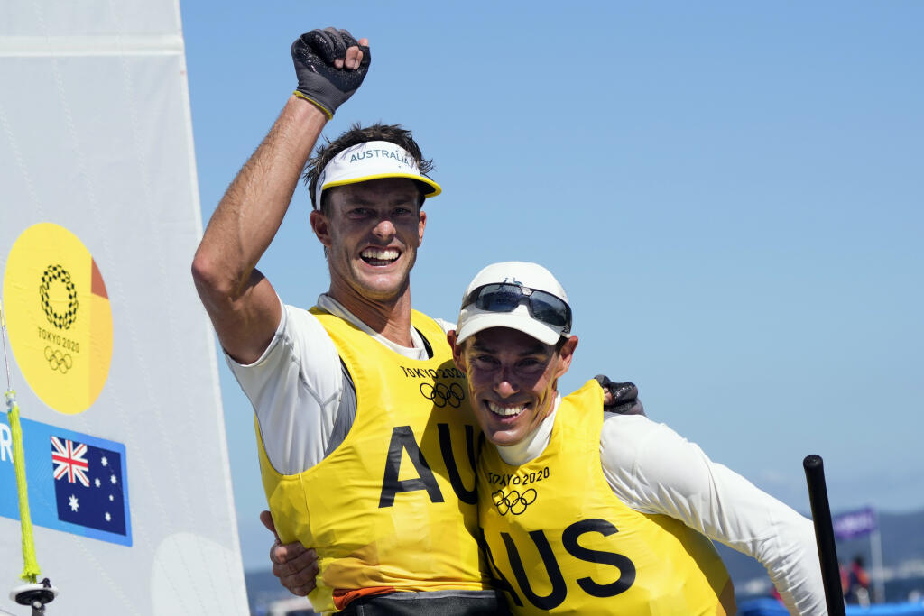 EBE 48 Tokio - Na snímke austrálski jachtári Mathew Belcher (vpravo) a Will Ryan sa stali víťazmi na XXXII. letných OH 2020 v Tokiu v triede 470er v prístave Enošima v stredu 4. augusta 2021. FOTO TASR/AP
Australia's Will Ryan and Mathew Belcher celebrate after placing first in the men's 470 race at the 2020 Summer Olympics, Wednesday, Aug. 4, 2021, in Fujisawa, Japan. (AP Photo/Bernat Armangue)