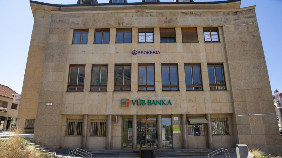 Dielo arhitekta Eugena Kramára
Na obr. budova VÚB banky v Trenčíne