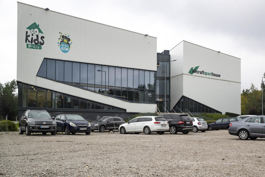 Bývalá tenistka Dominika Navara Cibulková a jej manžel Michal Navara vzali svojho syna Jakubka do detského centra Kids House v bratislavskom Aircraft sport hose nedaľeko letiska M.R. Štefánika.
