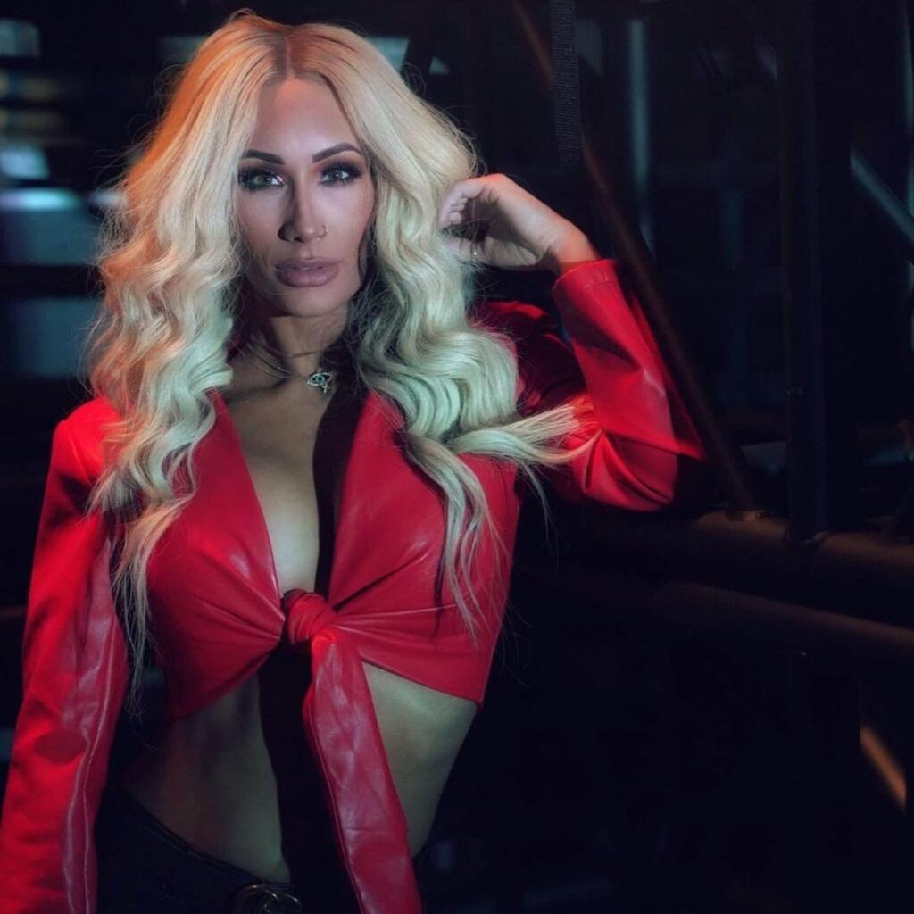 Sexi Carmella sa rada chváli svojimi prsiami, ktoré teraz ukázala celému svetu.