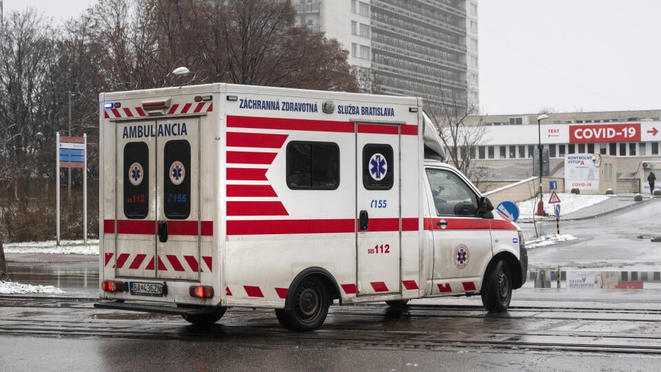 Na snímke sanitka záchrannej zdravotnej služby v mestskej časti Bratislava - Ružinov 6. januára 2021.
FOTO TASR - Pavel Neubauer