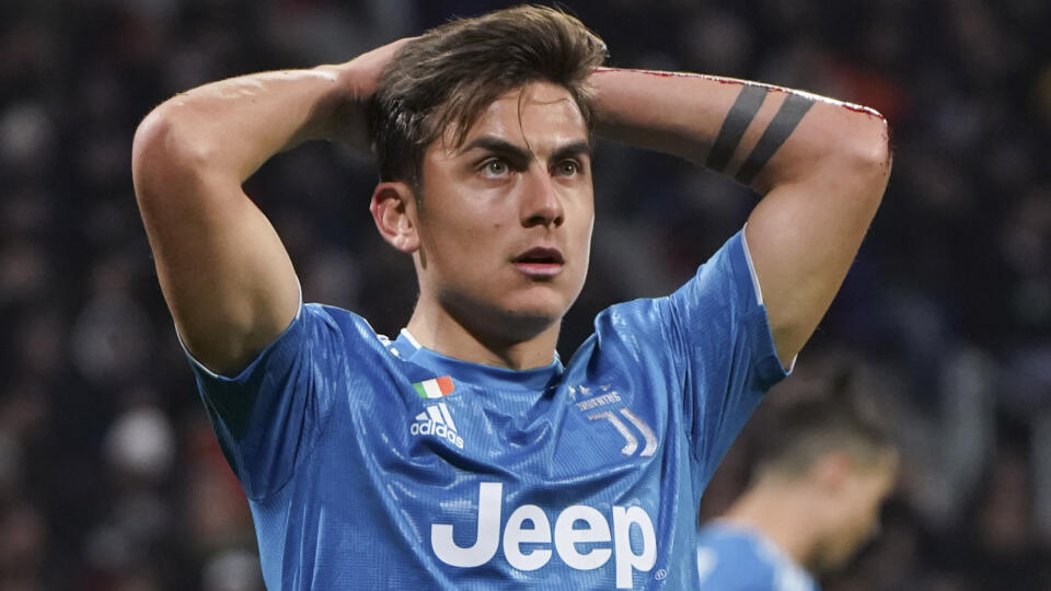 WA 24 archív Décines - Na archívnej snímke z 26. februára 2020 sa chytá za hllavu argentínsky futbalista Paulo Dybala z Juventusu Turín. Dybala 
mal pozitívny test na nový koronavírus. Stal sa tretím hráčom talianskeho majstra s ochorením COVID-19 po Danielem Ruganim a Blaisovi Matuidim. Dybala na sociálnej sieti uviedol, že je pozitívna aj jeho priateľka Oriana Sabatiniová, ale "našťastie sme v perfektnej kondícii." Spolu je v talianskej Serii A pozitívnych viac ako desať futbalistov. FOTO TASR