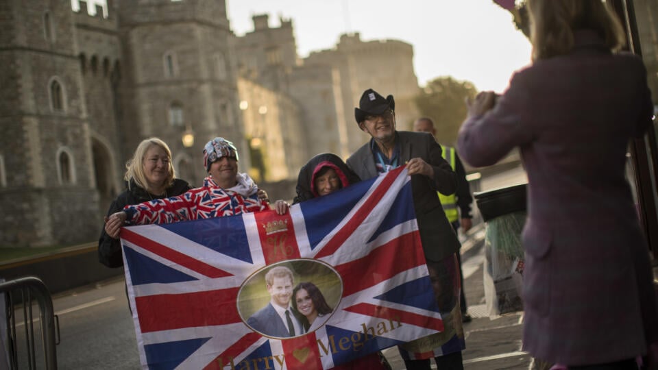 Pred Windsorským zámkom: Británia sa nevie dočkať kráľovskej svadby.