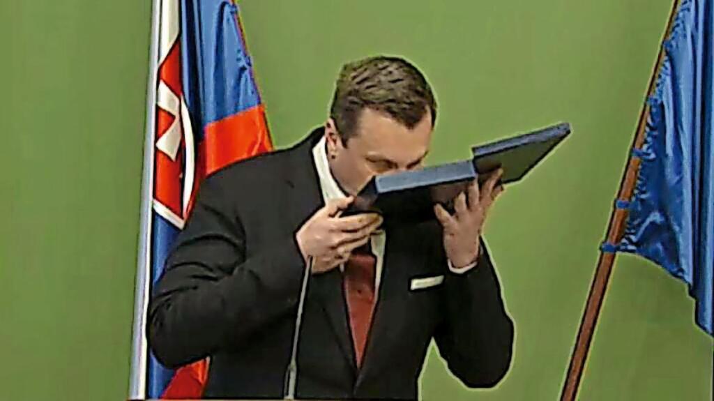 PAMÄTNÝ MOMENT: Bozkávanie kapitánskych výložiek odštartovalo pád Andreja Danka