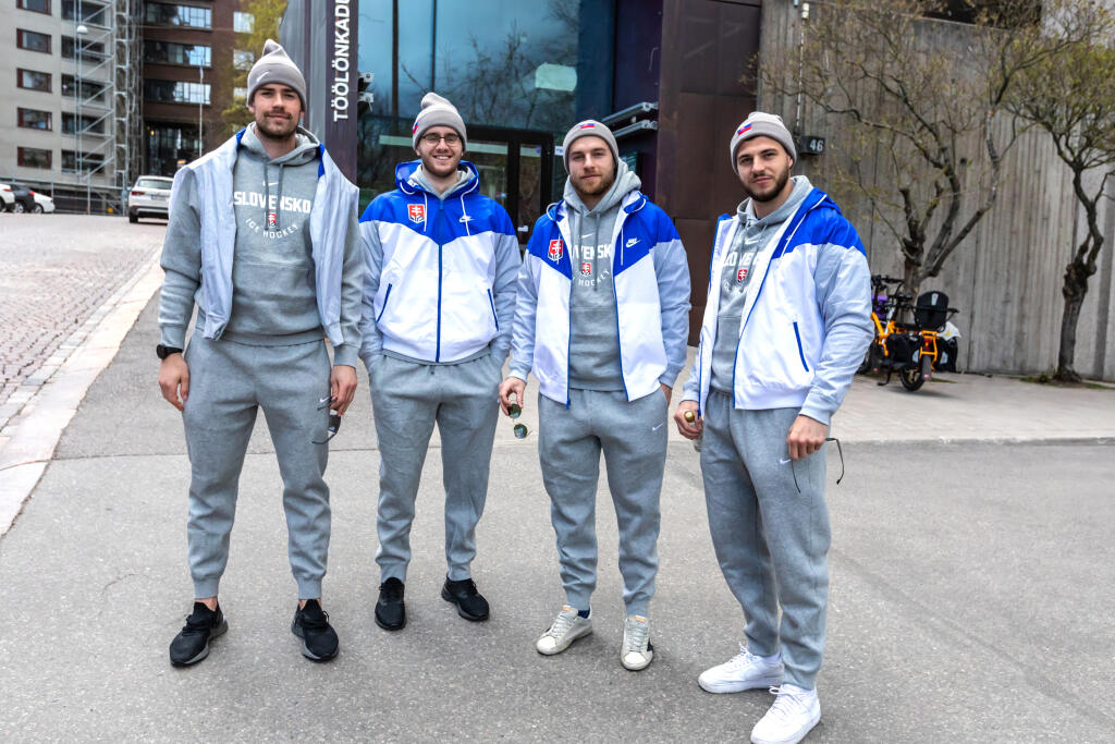 Slovenskí hokejoví reprezentanti pred hotelom v Helsinkách. Na snímke zľava Peter Čerešňák, Miloš Roman, Adam Jánošík a Mário Lunter.