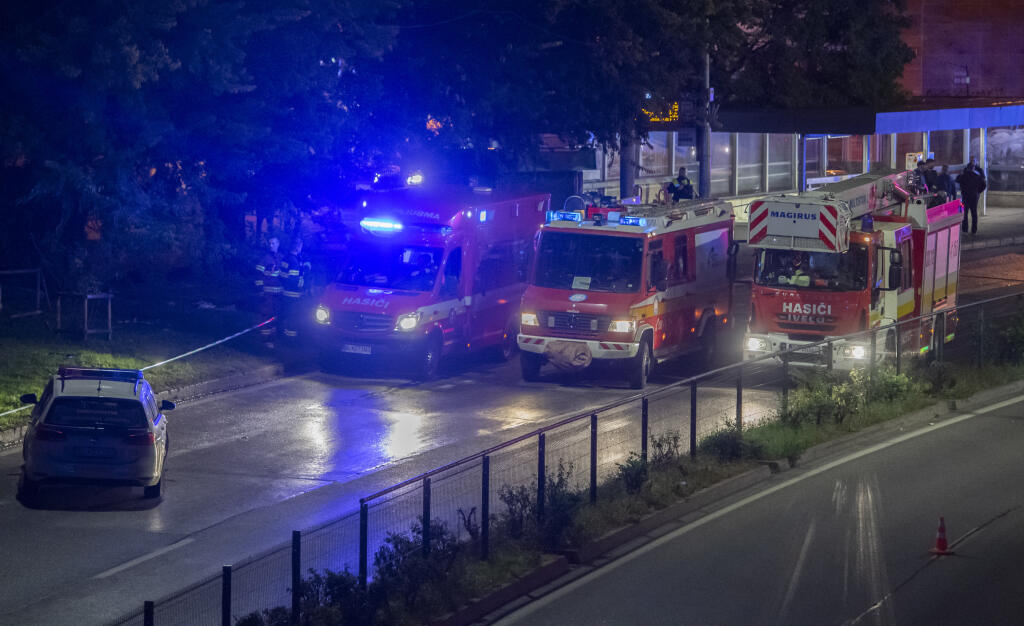 Na bratislavskej Zochovej ulici narazilo v nedeľu krátko po 22.15 h auto do zastávky mestskej hromadnej dopravy (MHD). Nehoda si podľa doterajších informácií vyžiadala štyroch mŕtvych a sedem zranených. Doprava po Staromestskej ulici v Bratislave smerom na Most SNP je po tragickej nehode úplne uzavretá. Bratislava, pondelok 3. októbra 2022. FOTO TASR - Martin Baumann