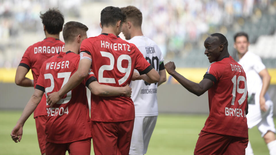 Kai Havertz v obklopení spoluhráčov z Leverkusenu.