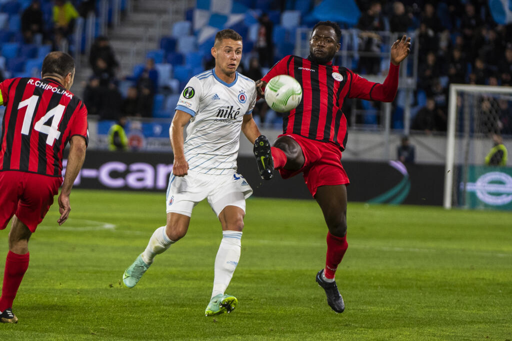 Na snímke zľava Roy Chipolina (Lincoln), Samuel Mráz (Slovan) a Mustapha Yahaya (Lincoln) v zápase F-skupiny 3. kola skupinovej fázy Európskej konferenčnej ligy (EKL) ŠK Slovan Bratislava - Lincoln Red Imps v Bratislave vo štvrtok 21. októbra 2021. FOTO TASR - Jaroslav Novák
