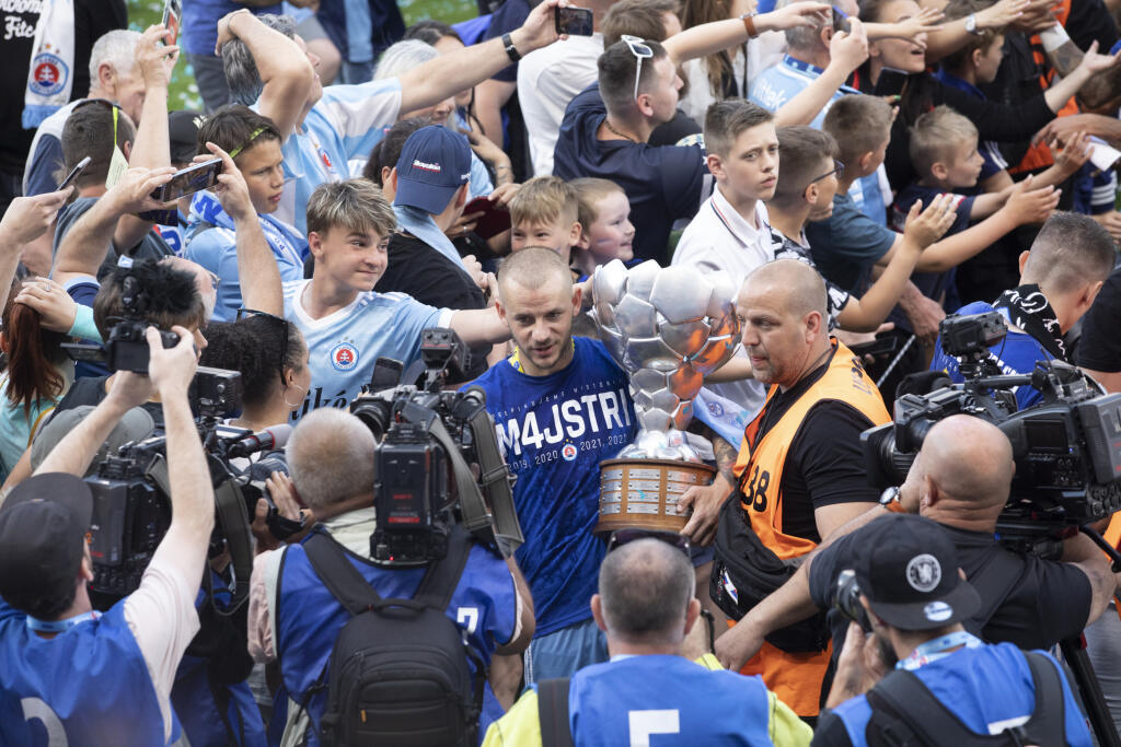Na snímke futbalisti Slovana Bratislava , ktorý oslavujú zisk 4. titulu Fortuna ligy za sebou.