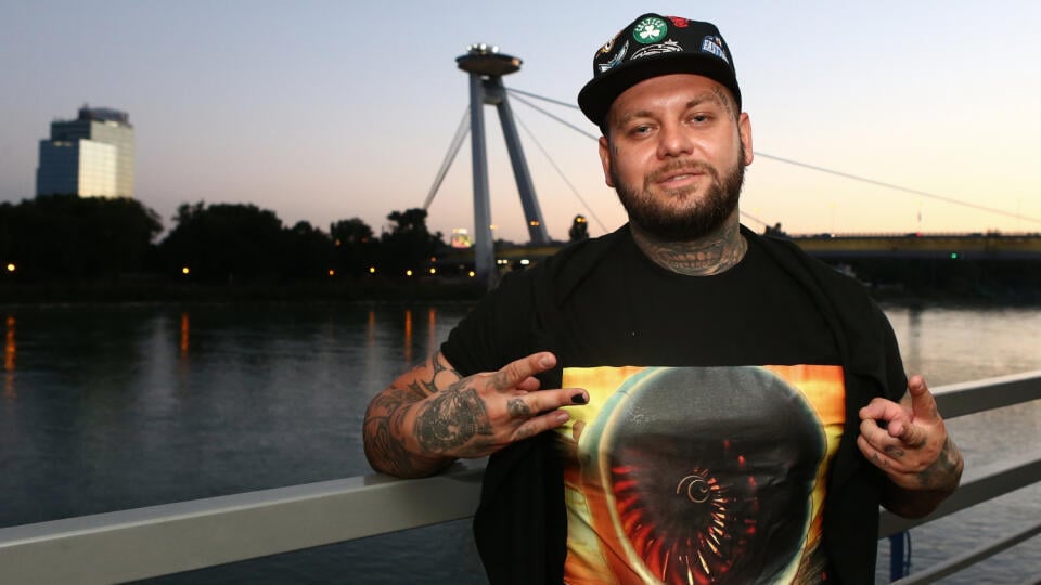 Finalista TV reality show Farma Reza Givili krstil v Bratislave svoj prvy videoklip, ktory nakrutil v spolupraci s Kali Records. Na snimke je raper Kali.