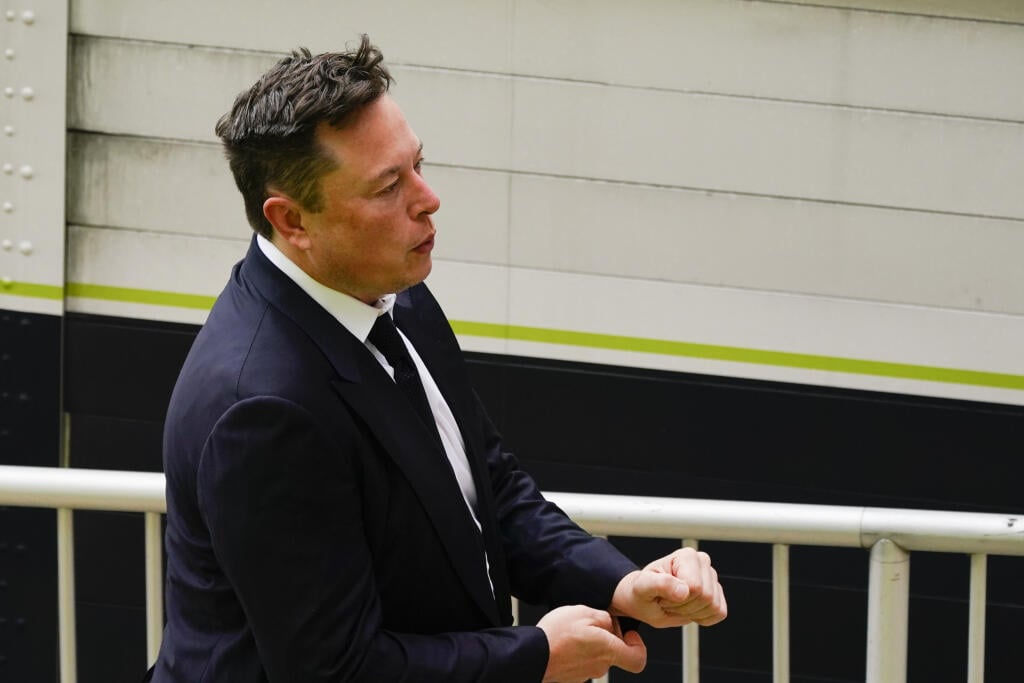 KK28 Wilmington - Elon Musk prichádza na súd 13. júla 2021 v americkom Wilmingtone. Musk je posledným obžalovaným v procese, na opačnej strane ktorého sú akcionári Tesly. Predmetom sporu je akvizícia spoločnosti SolarCity Teslou v roku 2016. Teraz stojí pre túto transakciu na súde a ak prehrá, môže prísť o viac ako dve miliardy dolárov. FOTO TASR/AP
Elon Musk arrives at the justice center in Wilmington, Del., Tuesday, July 13, 2021. Musk took to a witness stand Monday to defend his company's 201