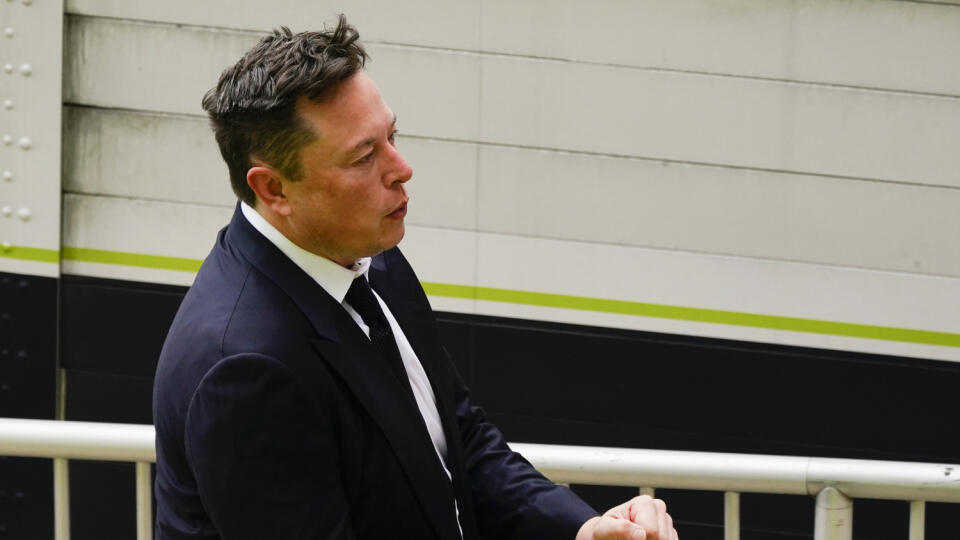 KK28 Wilmington - Elon Musk prichádza na súd 13. júla 2021 v americkom Wilmingtone. Musk je posledným obžalovaným v procese, na opačnej strane ktorého sú akcionári Tesly. Predmetom sporu je akvizícia spoločnosti SolarCity Teslou v roku 2016. Teraz stojí pre túto transakciu na súde a ak prehrá, môže prísť o viac ako dve miliardy dolárov. FOTO TASR/AP
Elon Musk arrives at the justice center in Wilmington, Del., Tuesday, July 13, 2021. Musk took to a witness stand Monday to defend his company's 201