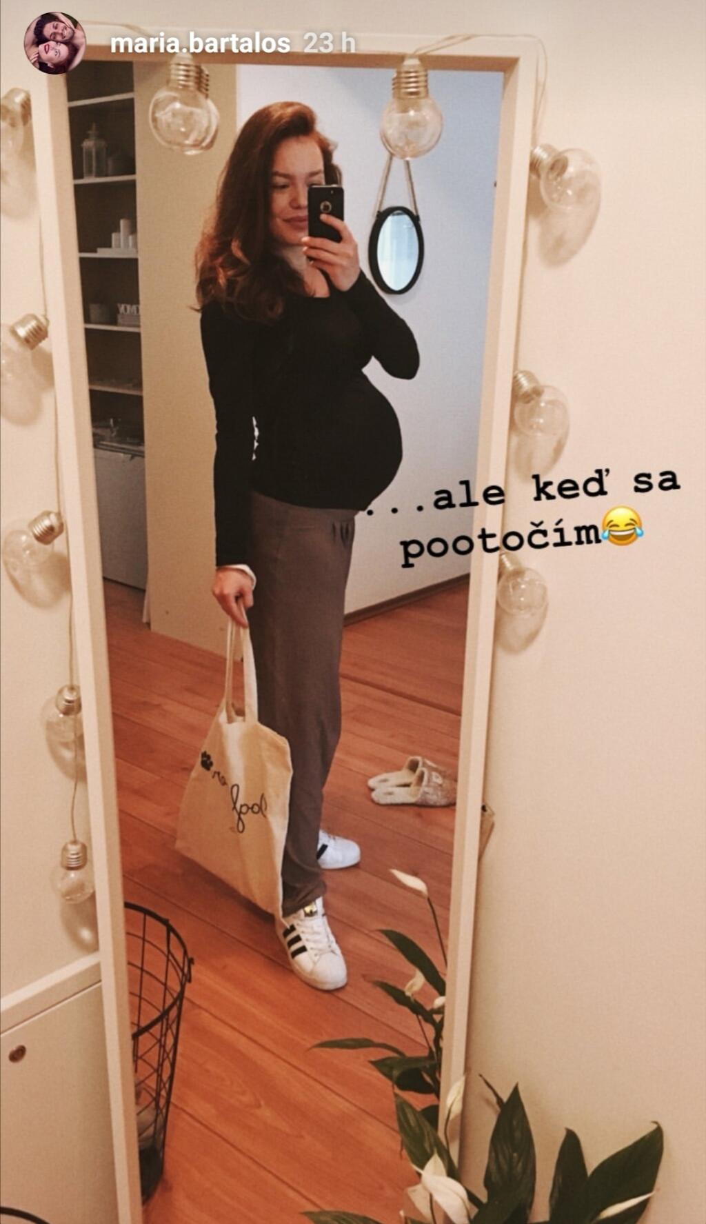 Keď sa otočila, bruško jej krásne vyniklo.
