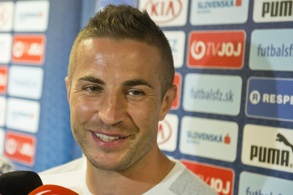 Slovenské futbalové osobnosti sme sa pýtali, či má tréner Štefan Tarkovič zotrvať na reprezentačnej lavičke, alebo naopak by ho mal nahradiť niekto iný.