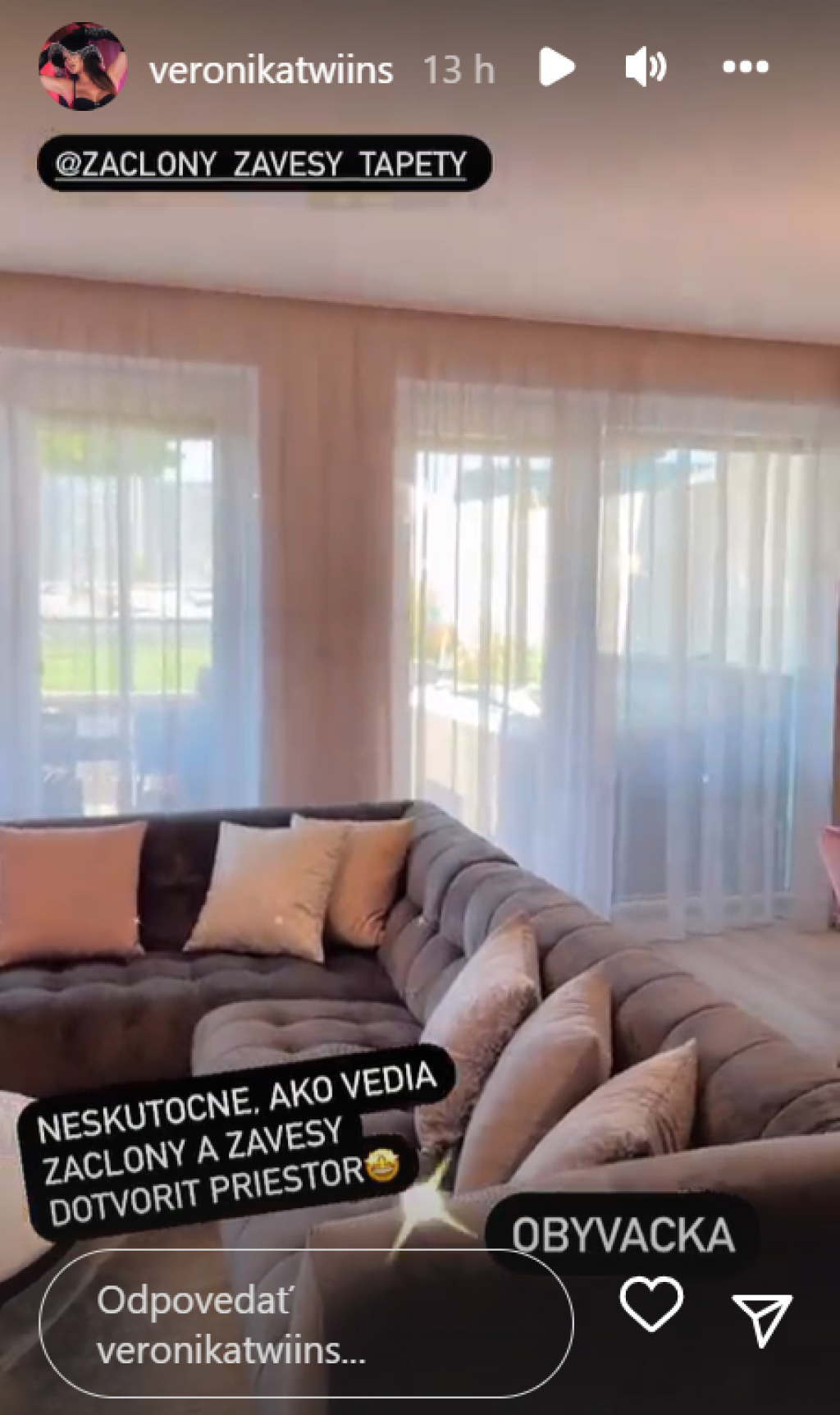 Takto to vyzerá v dome speváckeho dua TWiiNS: Obývačka spojená s kuchyňou.