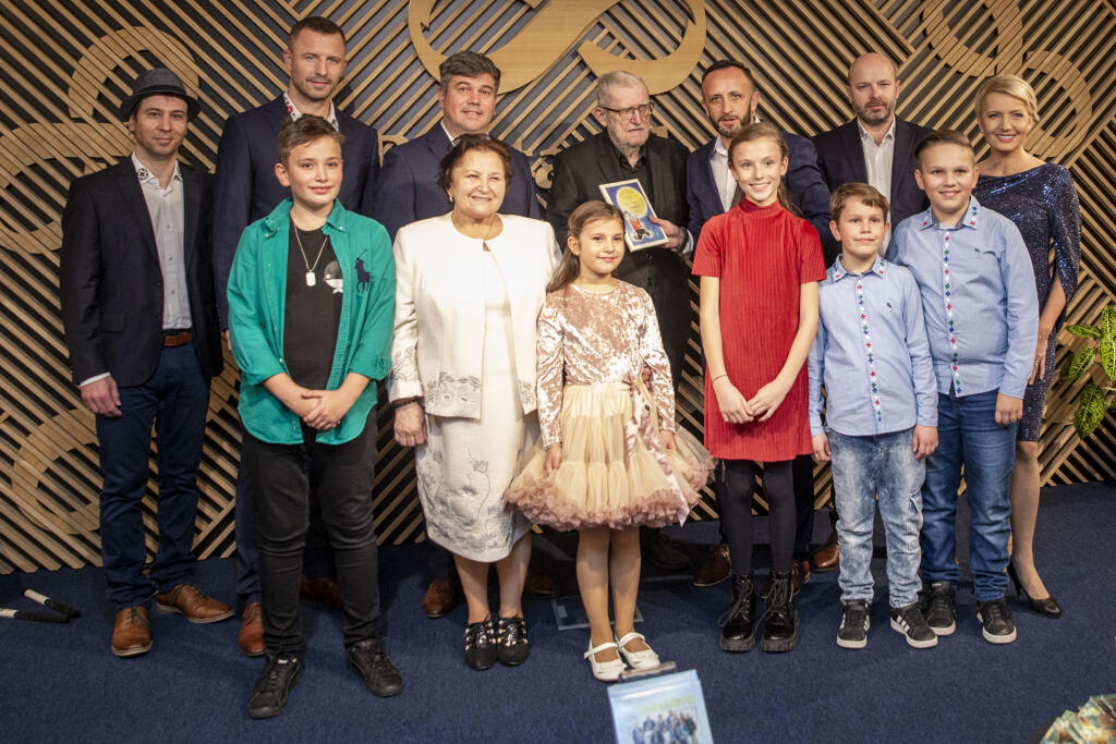 Krst nového CD Kandráčovci - Pod Tatrami spí Ježiško a CD Malí Kandráčovci sa uskutočnil v Bratislavskom kníhkupectve. Na snímke je Ľubomír Feldek, Ondrej Kandráč a Aneta Parišková.