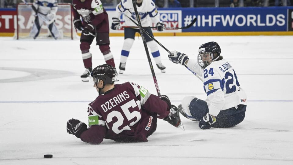 WA 65 Tampere - Hokejista Lotyšska Andris Džeriņš (vľavo) a hráč Fínska Hannes Björninen bojujú o puk počas zápasu základnej B-skupiny Lotyšsko - Fínsko na 85. majstrovstvách sveta v ľadovom hokeji v Tampere v sobotu 14. mája 2022. FOTO TASR/AP
Andris Dzernis of Latvia and Hannes Bj'rninen of Finland in action during the 2022 IIHF Ice Hockey World Championships preliminary round group B match between Latvia and Finland in Tampere, Finland, Saturday, May 14, 2022. (Emmi Korhonen/Lehtikuva via