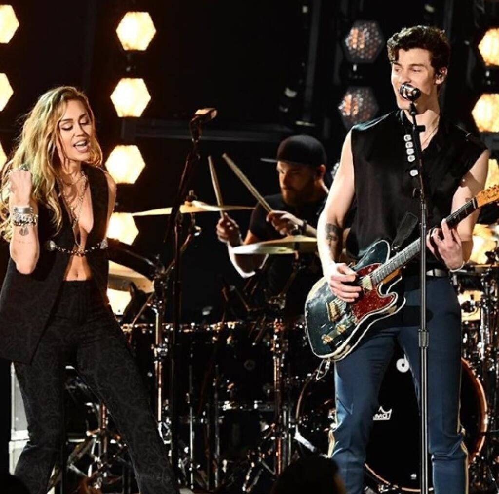 Miley Cyrus vystúpila na Grammy 2019 spolu so Shawnom Mendesom.