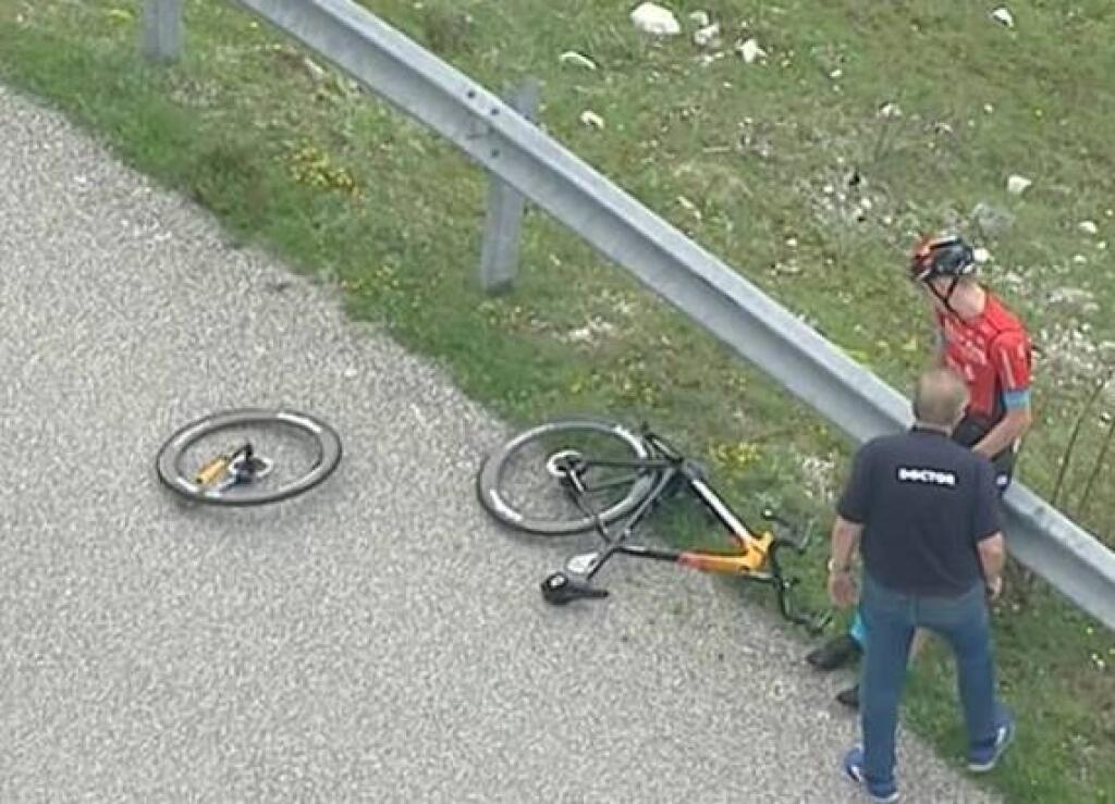 Na Giro d‘Italia tuhla krv v žilách. Slovinský cyklista Matej Mohorič prežil desivý pád, po ktorom musel odstúpiť z pretekov.