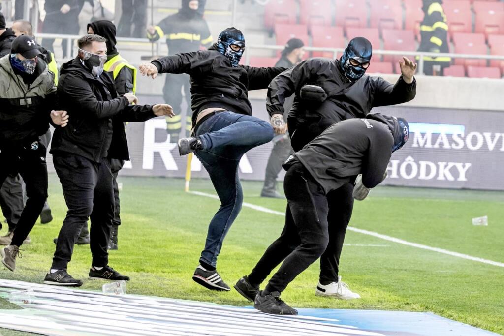 Takto to vyzeralo počas jesenného derby Trnavy so Slovanom. Zo zápasu sa odohrala len necelá štvrťhodina, po nej sa z ihriska stalo bojisko chuligánov.
