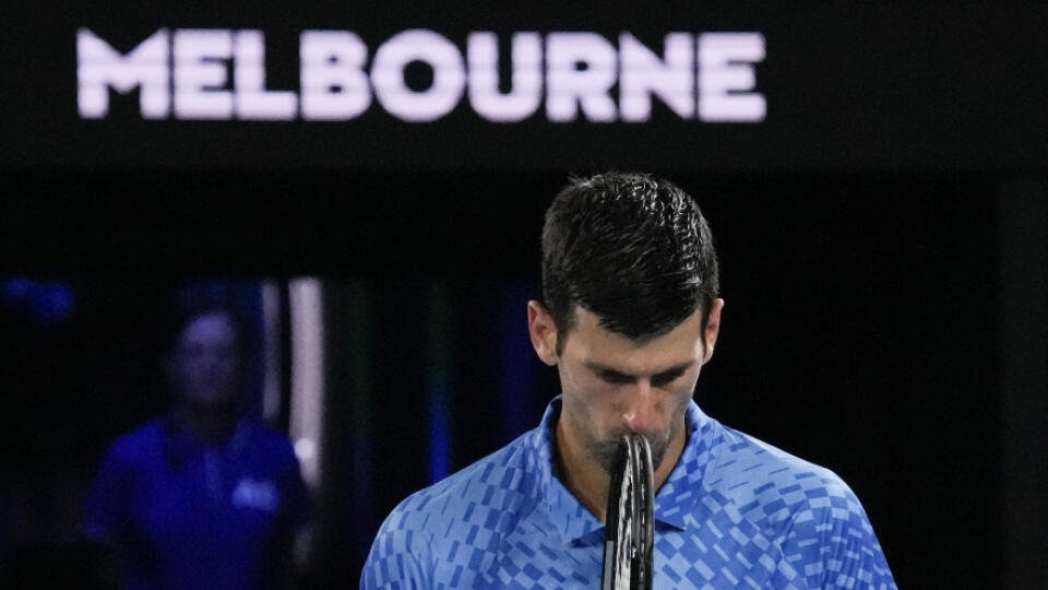 WA 4 Melbourne - Srbský tenistka Novak Djokovič reaguje počas zápasu 1. kola mužskej dvojhry proti Španielovi Robertovi Carballesovi Baenovi na grandslamovom turnaji Australian Open v Melbourne v stredu 18. januára 2023. FOTO TASR/AP
Novak Djokovic of Serbia reacts during his first round match against Roberto Carballes Baena of Spain at the Australian Open tennis championship in Melbourne, Australia, Wednesday, Jan. 18, 2023. (AP Photo/Aaron Favila)