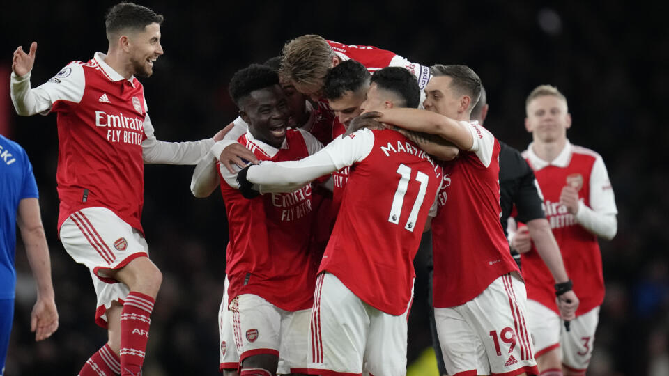 JB 40 Londýn - Hráč Arsenalu Gabriel Martinelli (uprostred vpravo) oslavuje so spoluhráčmi po tom, ako strelil druhý gól proti Evertonu vo futbalovom zápase anglickej ligy Premier League Arsenal Londýn - FC Everton v Londýne 1. marca 2023. FOTO TASR/AP
Arsenal's Gabriel Martinelli, centre right, celebrates with teammates after scoring his side's second goal during the English Premier League soccer match between Arsenal and Everton at the Emirates stadium in London, Wednesday, March 1, 2023. (AP