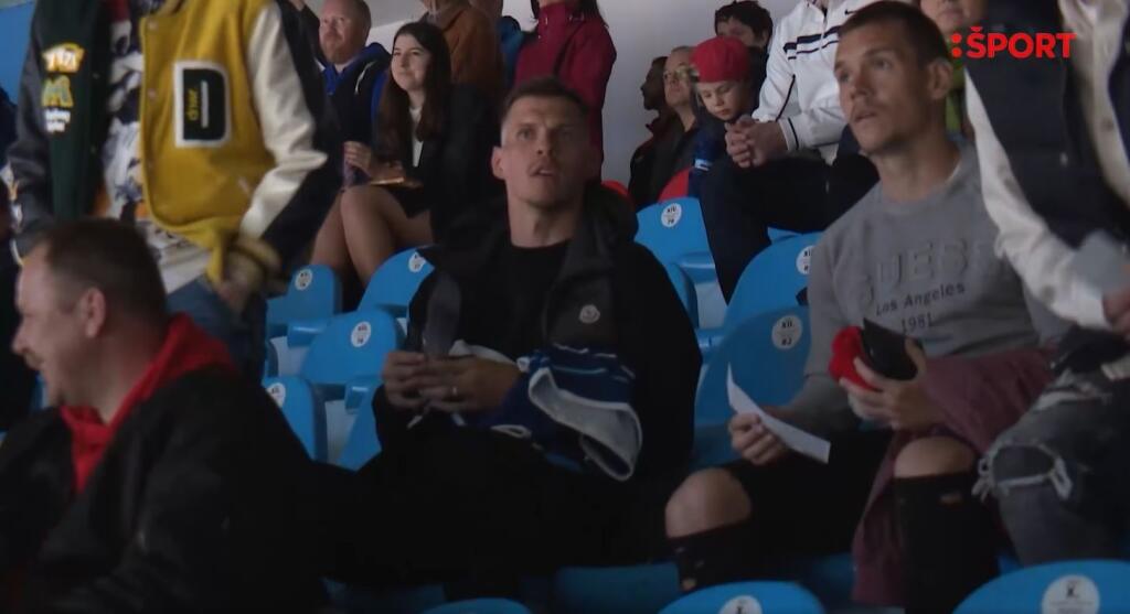 Finále sledovala aj úderka zo Spartaka Trnava. Martin Škrtel si priniesol nitriansky dres, ktorý mu venovali domáci hráči.