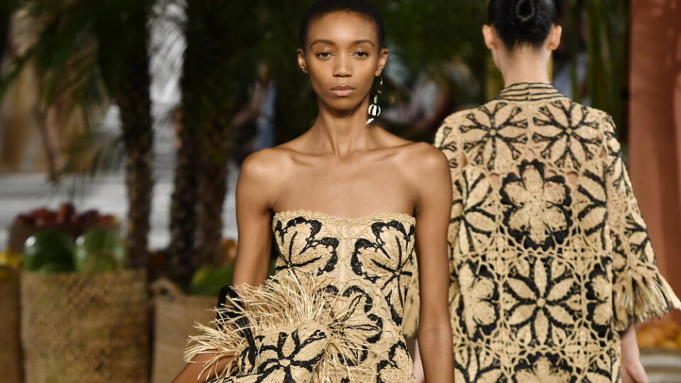 Oscar de la Renta: Prírodné materiály a neutrálne odtiene pridajú háčkovaniu efektnosť.