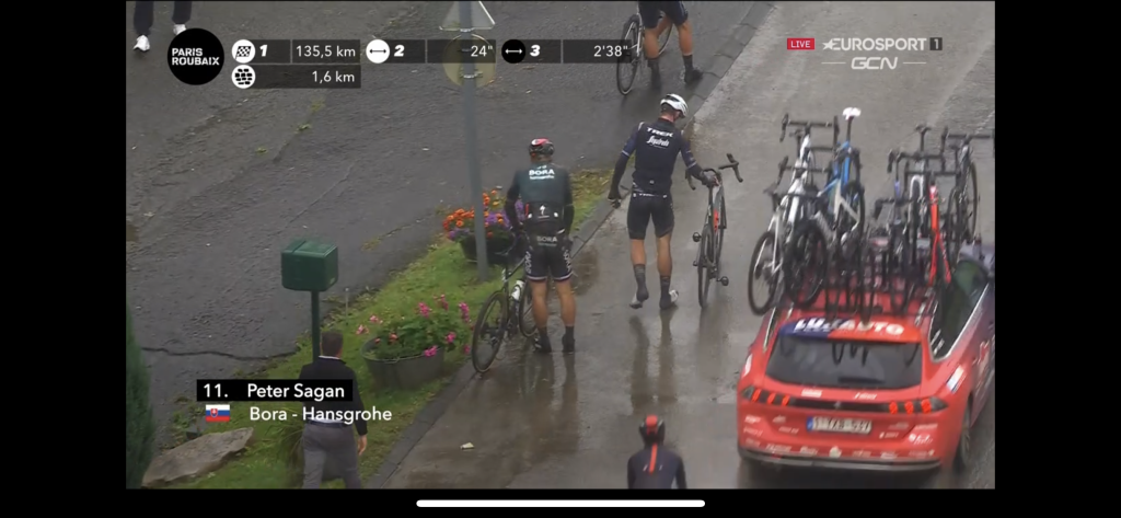 Peter Sagan nakoniec opäť vysadol na bicykel a v pretekoch pokračoval.