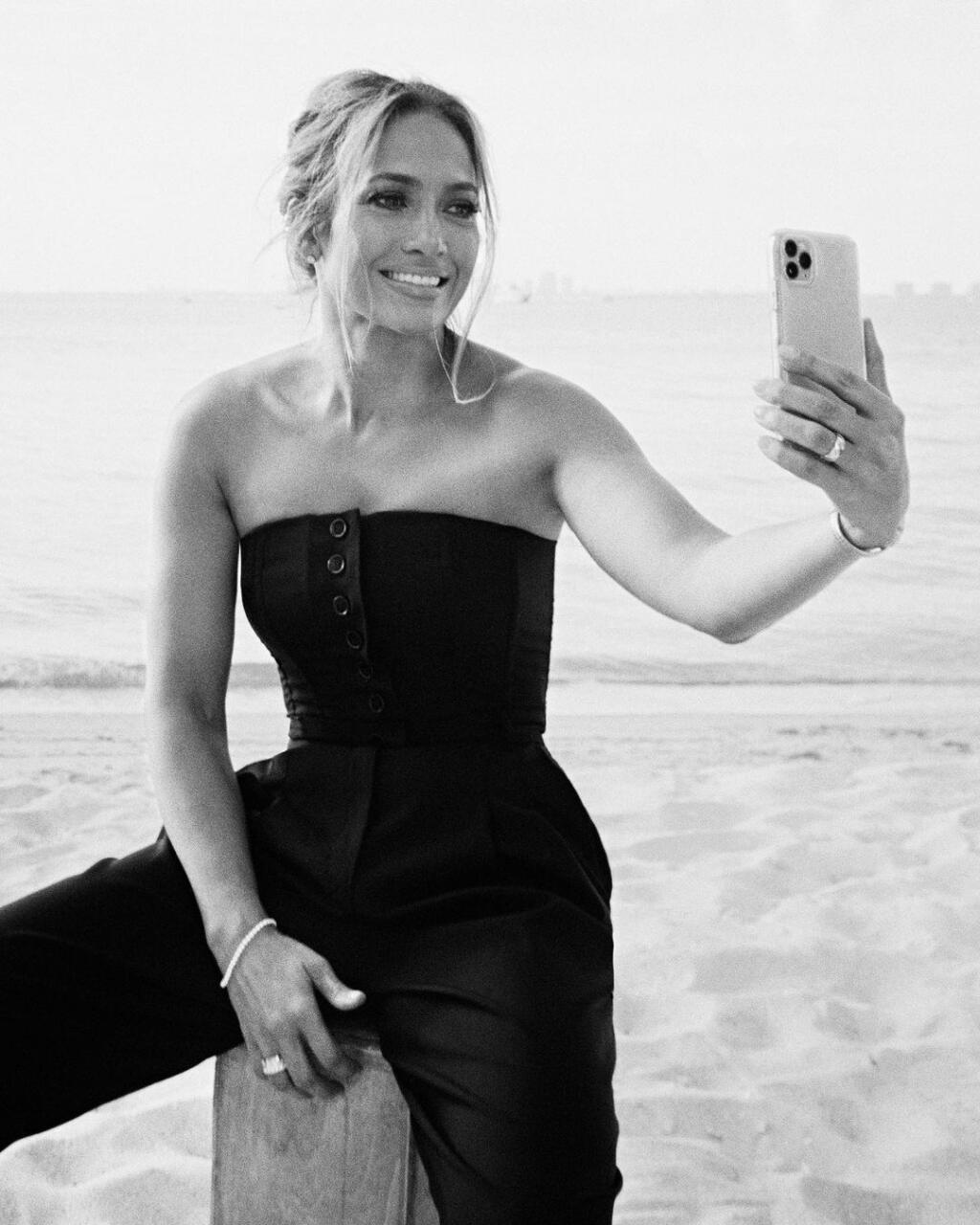 Jenn počas fotografovania pre májové vydanie magazínu InStyle The Beauty Issue, v ktorom speváčka, tanečnica, herečka, podnikateľka a matka prezradila niekoľko svojich trikov na krásu a zdravé telo od stravovania až po samotné cvičenie.