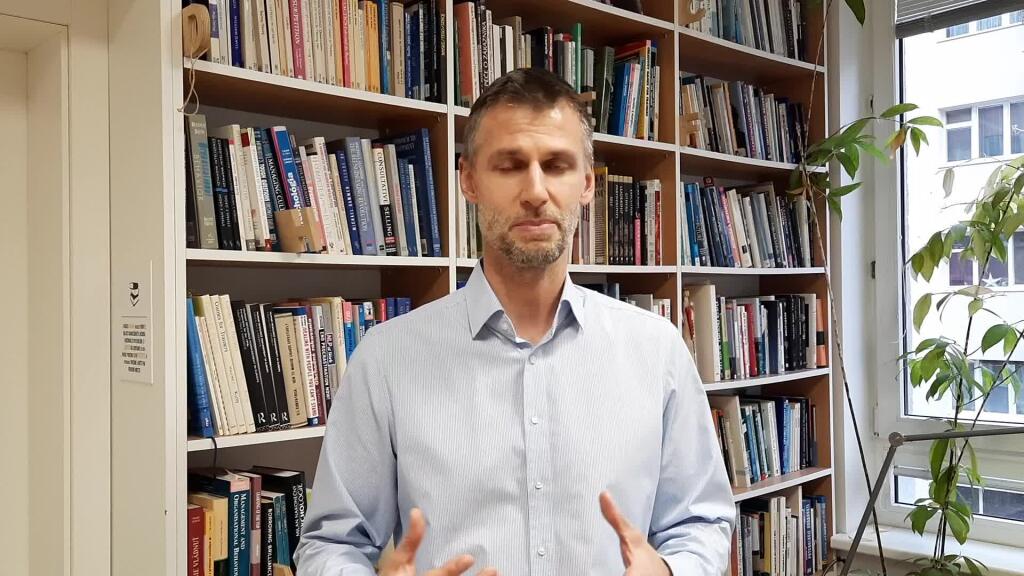 V slobodnej firme si určujú ľudia platy navzájom. Odmeny môžu byť vyššie ako zisk majiteľov
