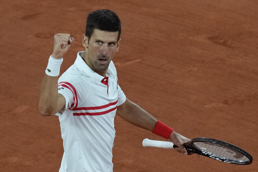 WA 5 Paríž - Srbský tenista Novak Djokovič sa teší po zisku hry v semifinále mužskej dvojhry proti Španielovi Rafaelovi Nadalovi na grandslamovom turnaji Roland Garros v Paríži 11. júna 2021. FOTO TASR/AP
Serbia's Novak Djokovic celebrates winning a game against Spain's Rafael Nadal during their semifinal match of the French Open tennis tournament at the Roland Garros stadium Friday, June 11, 2021 in Paris. (AP Photo/Christophe Ena)